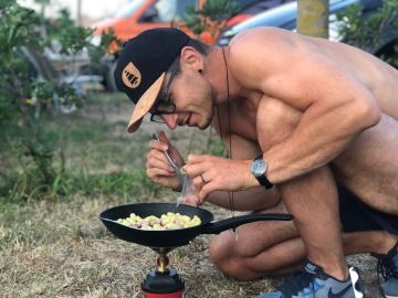 Míchaná vejíčka s křupavým párkem a zlatavými noky.