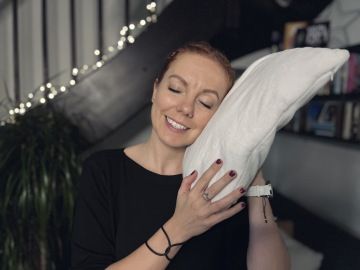 Meditace je zároveň nejlepší lék na nespavost – jakmile upřete všechnu svou pozornost na něco fyzického, nezbyde už místo na dotěrné myšlenky.